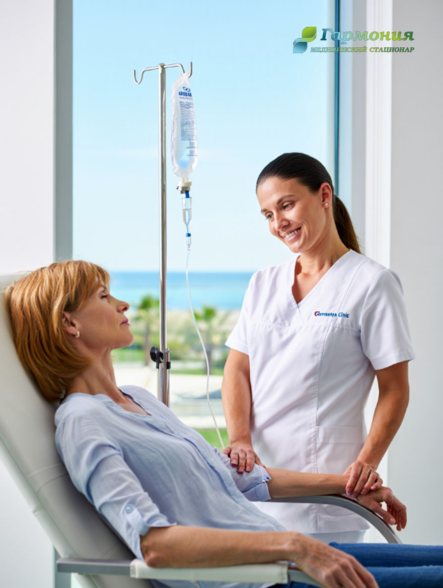 Врач и пациент с капельницей на фоне берега Астаны