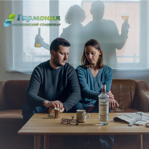 Мужчина и женщина держат алкоголь